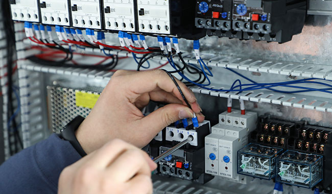 What are the main points of daily maintenance of small circuit breaker